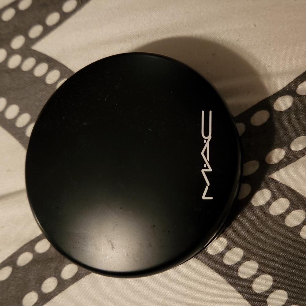 MAC foundation Mineralize skin finish Natural in Light shade foundation